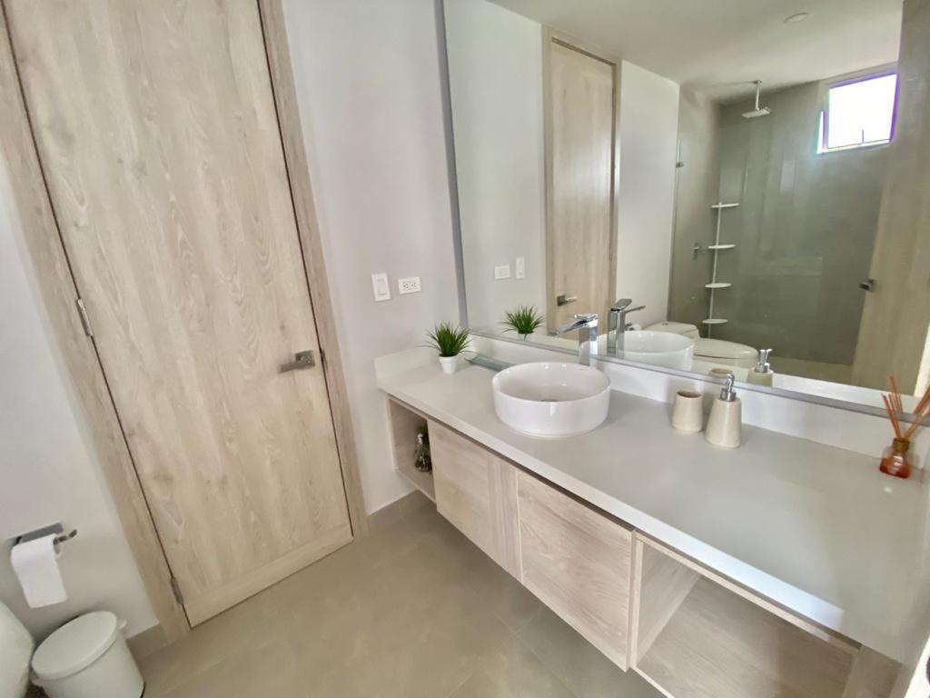 Serena Del Mar, Morros Io *